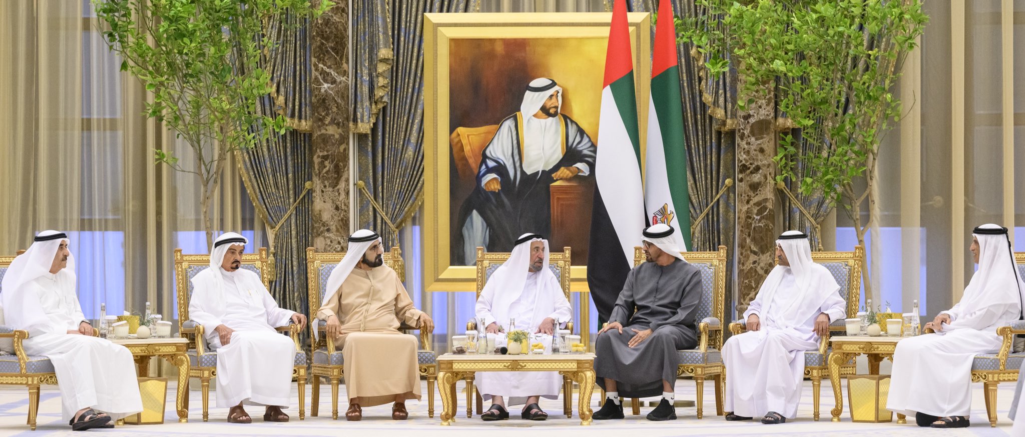 رئيس الدولة يستقبل حكام الإمارات والشيوخ في قصر الوطن