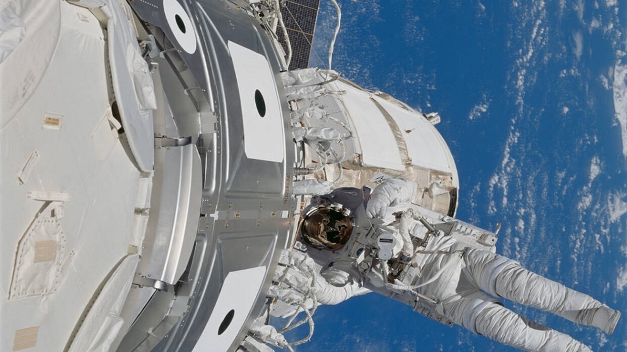 الرواد يصلحون مطياف ألفا على المحطة الفضائية الدولية