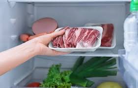 تحذير خطير من إذابة اللحوم خارج الثلاجة