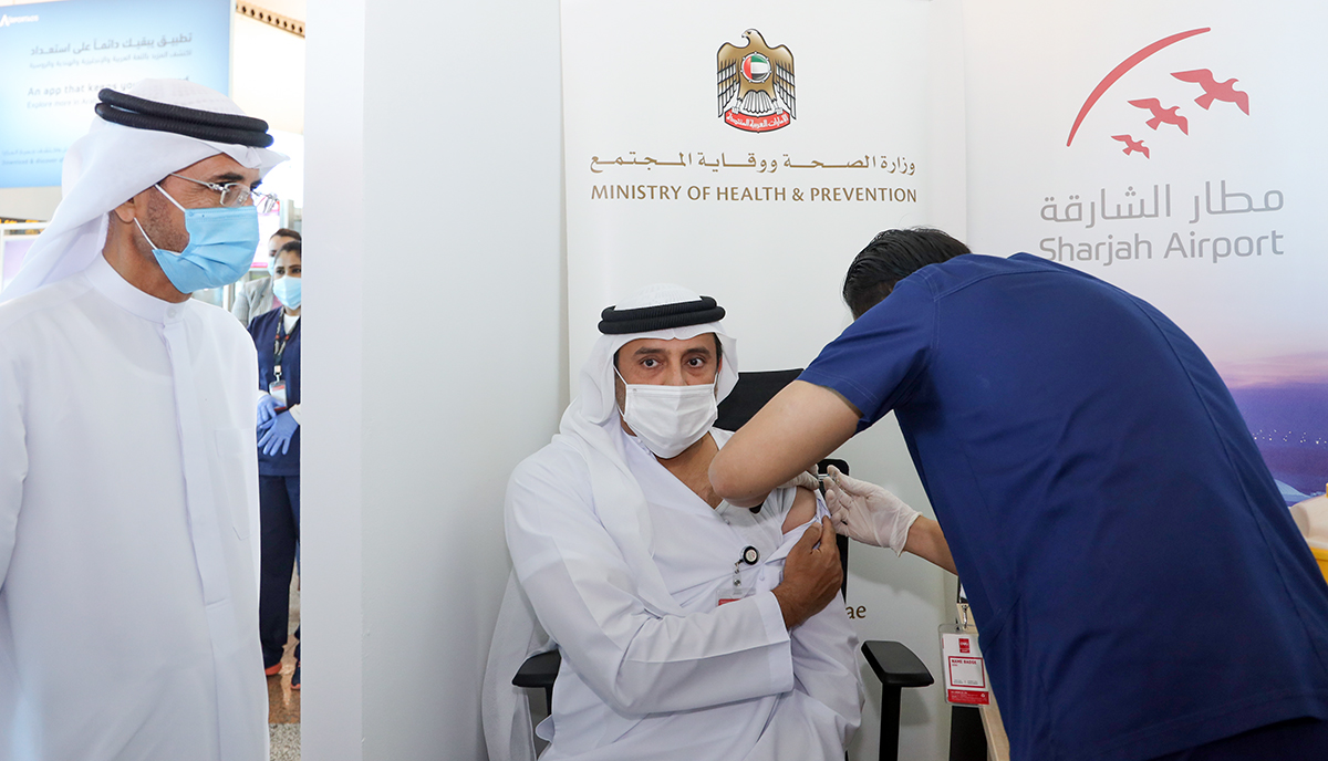 الصحة تعلن عن تطعيم العاملين في مطار الشارقة بالجرعة الأولى من لقاح كوفيد-19