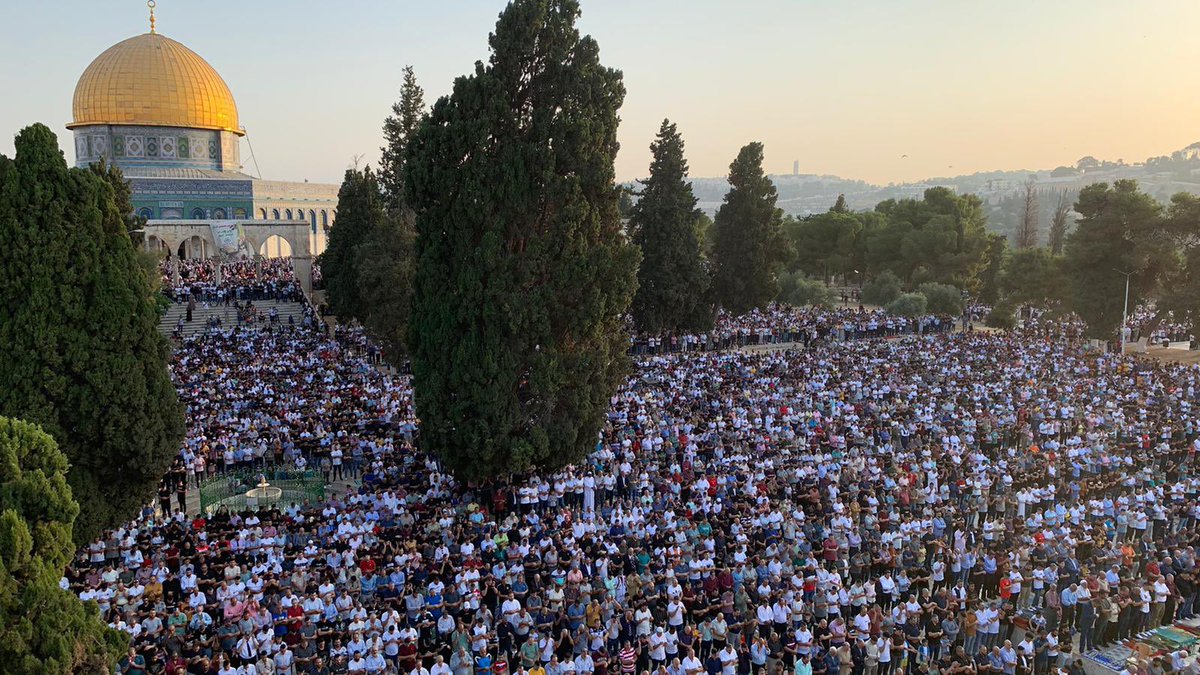 آلاف الفلسطينيين يؤدون صلاة عيد الفطر في باحات المسجد الأقصى