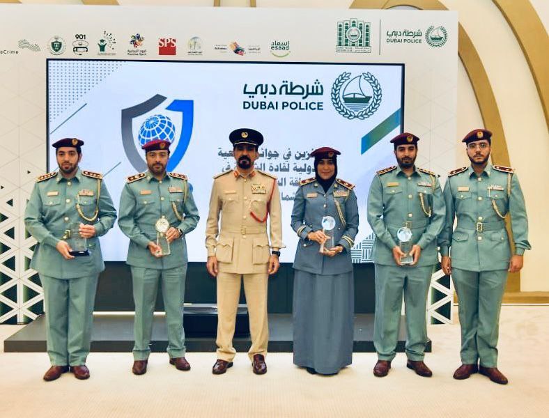 الرئيس الإقليمي لرابطة قادة الشرطة الدولية يكرم الفائزين بجوائز الرابطة من شرطة عجمان