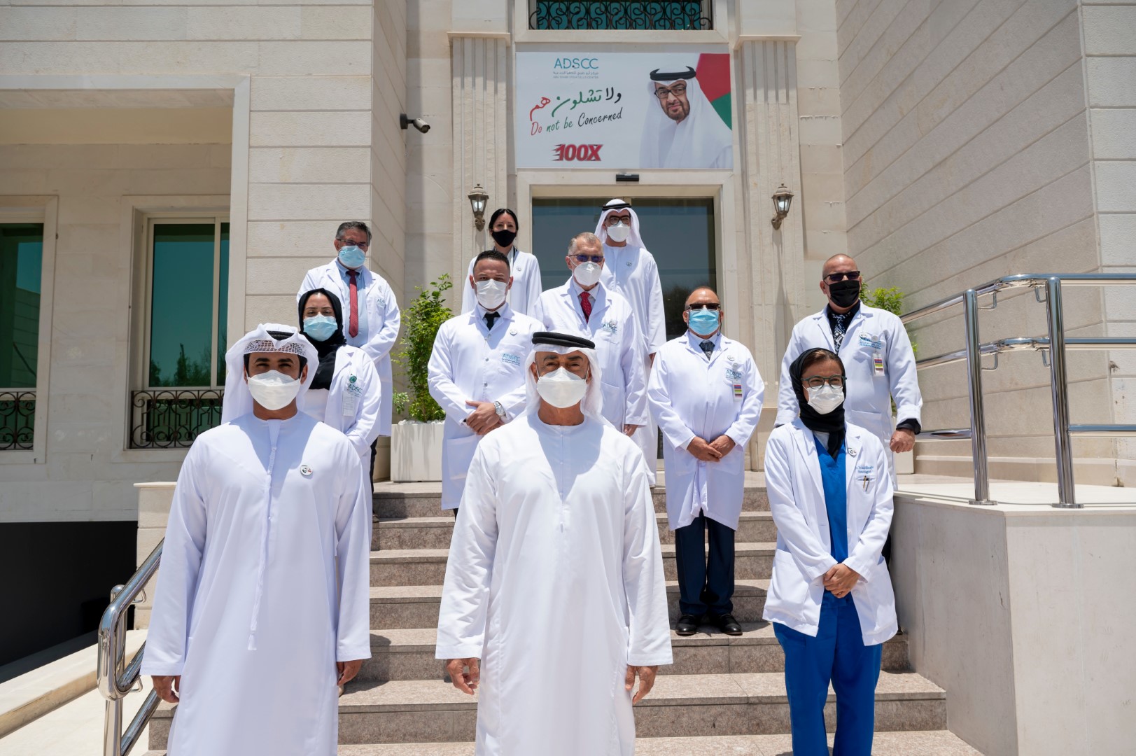 محمد بن زايد يزور مركز أبوظبي للخلايا الجذعية ويشيد بجهود العاملين في الخطوط الأمامية