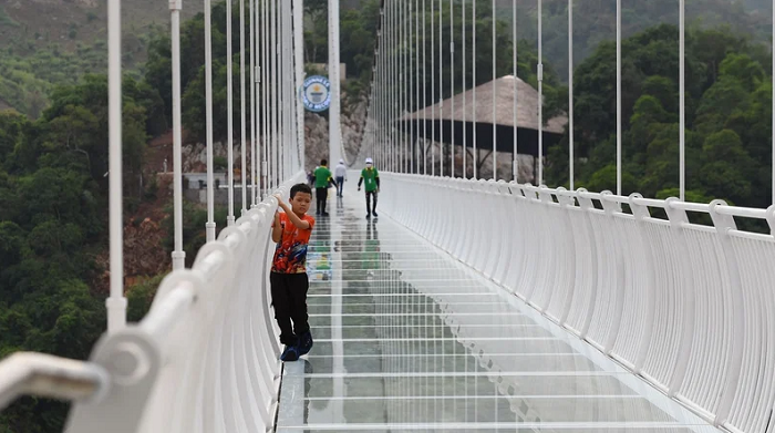 فيتنام تفتح أطول جسر زجاجي في العالم أمام الزوار
