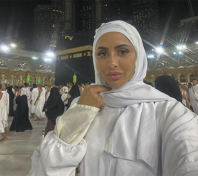 عارضة أزياء فرنسية شهيرة تعلن إسلامها وتزور مكة المكرمة