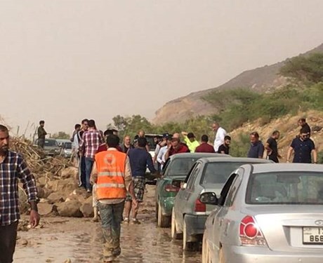 ‫5 وفيات و36 مفقوداً في سيول البحر الميت‬ 
