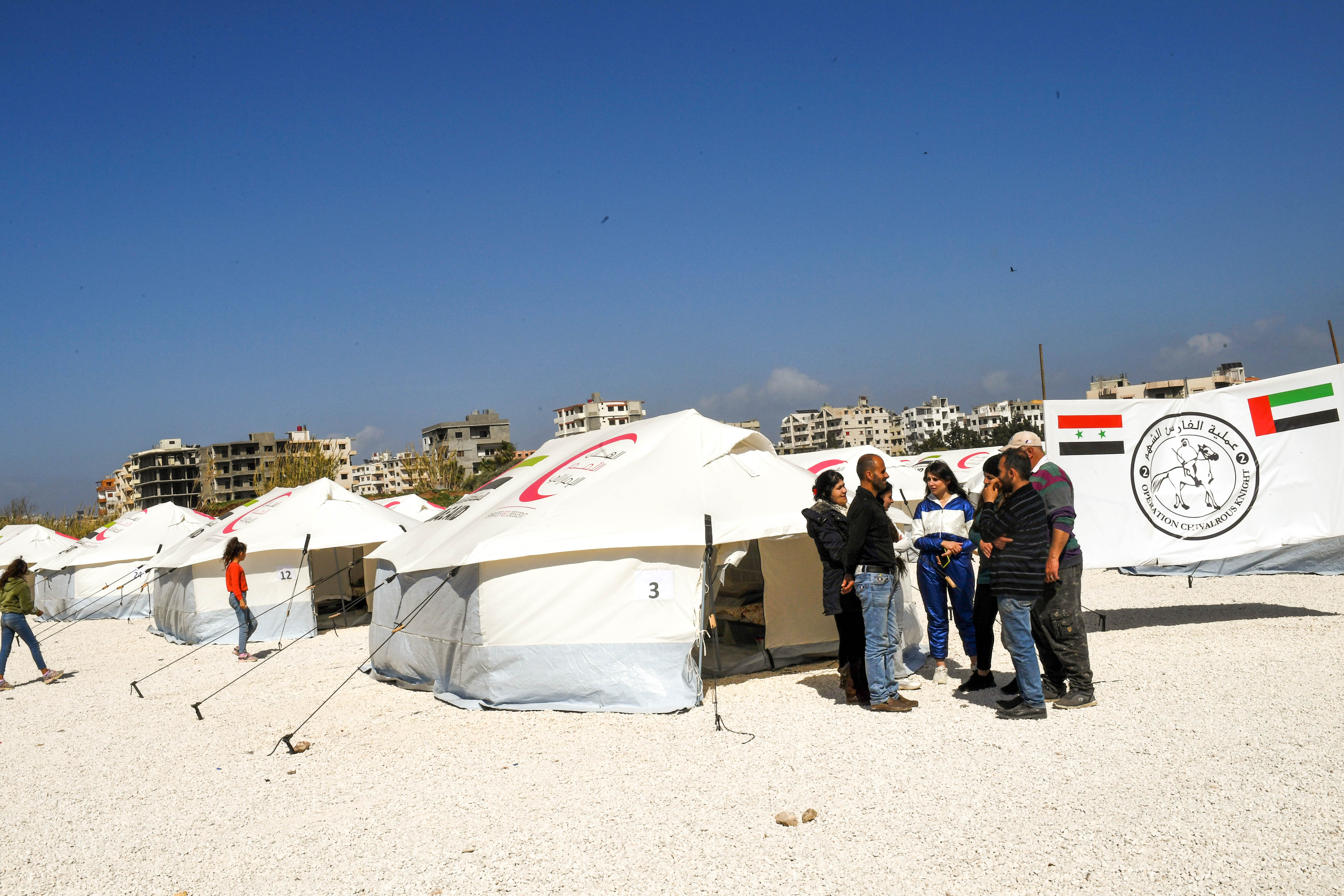 الهلال الأحمر الإماراتي يفتتح مخيم إيواء مؤقتا للمتضررين من زلزال سوريا