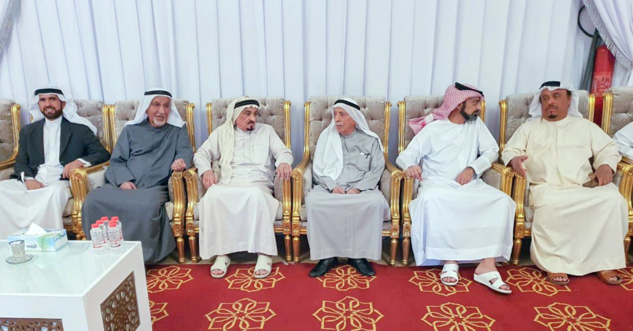 حاكم عجمان يقدم واجب العزاء بوفاة الشيخة حمده بنت أحمد الغرير