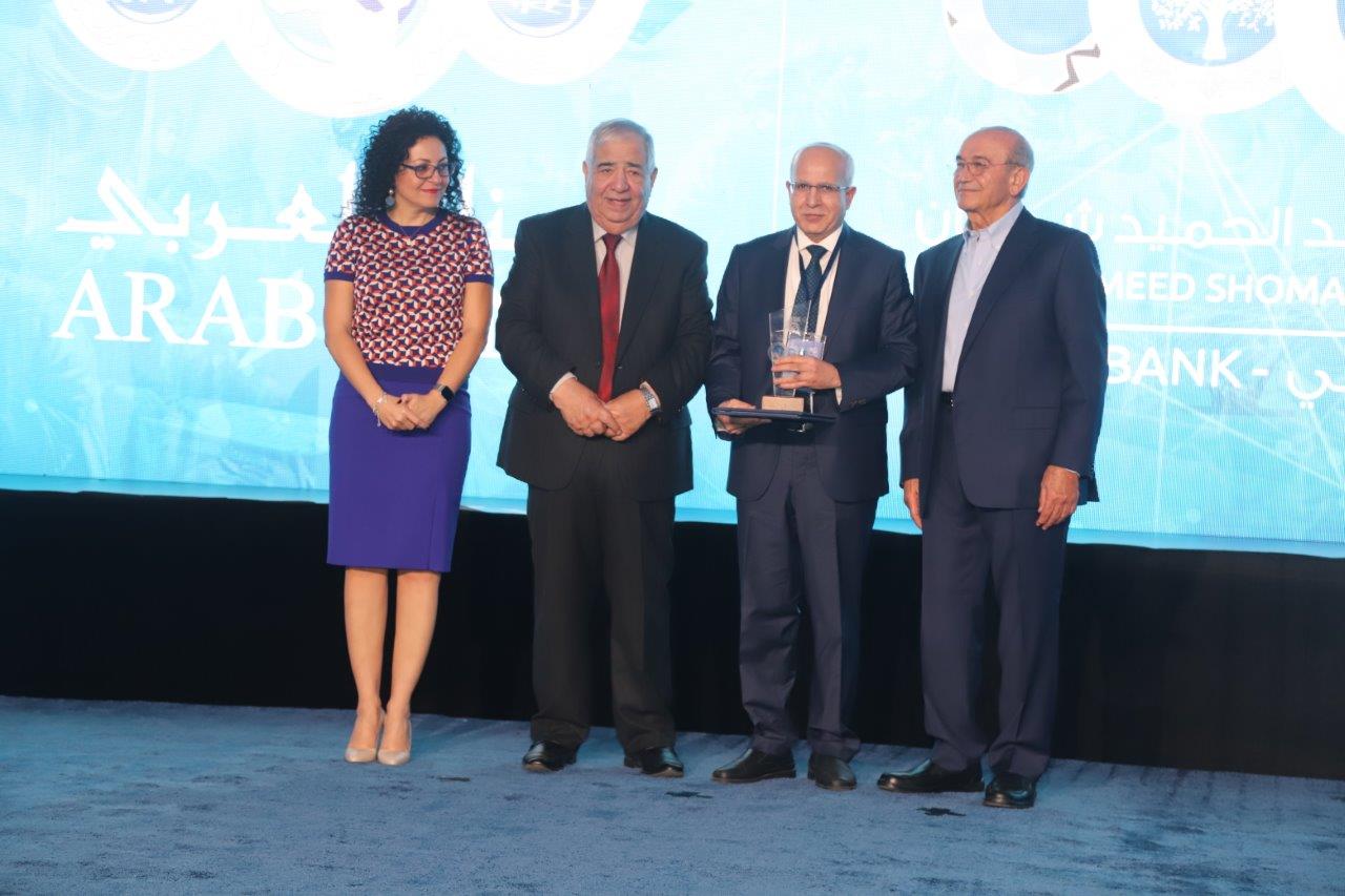‫عميد كلية الإنسانيات بجامعة عجمان يحصد جائزة عبد الحميد شومان للباحثين العرب‬