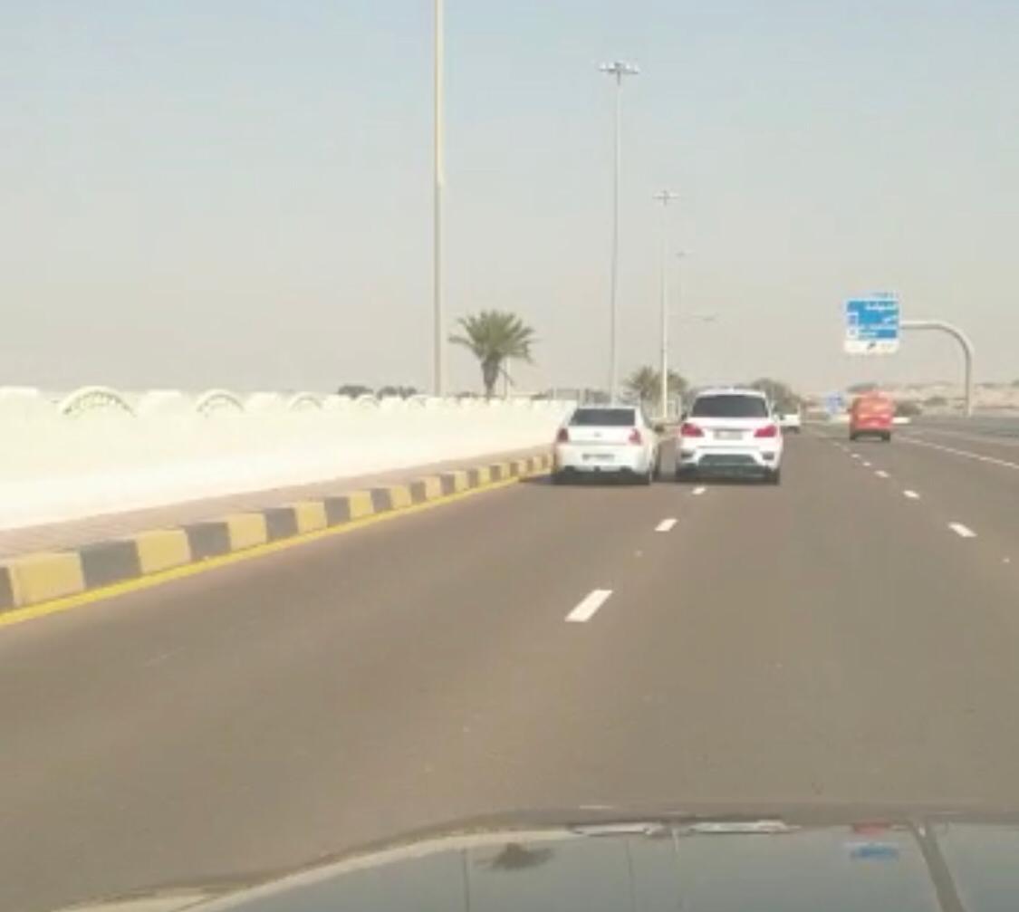 ‫شرطة أبوظبي تضبط سائقي  مركبتين للقيادة بتهور‬