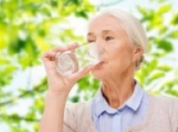 نصائح لمعالجة مشكلة الجفاف لدى كبار السن.