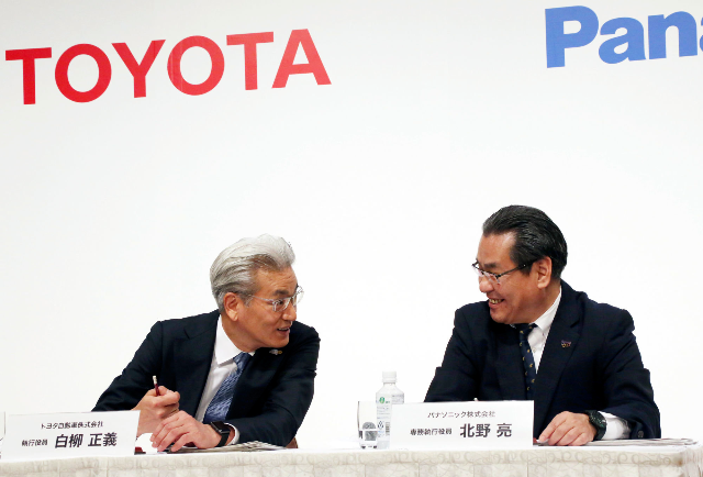 تويوتا وباناسونيك تبرمان إتفاقية لتصنيع وتطوير بطاريات السيارات الكهربائية