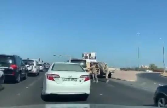 شاب كويتي يسرق مركبة عسكرية تابعة للجيش و