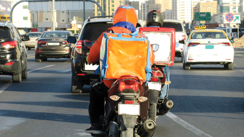 شرطة رأس الخيمة : زيادة حوادث الدرّاجات النارية بسبب خدمات التوصيل