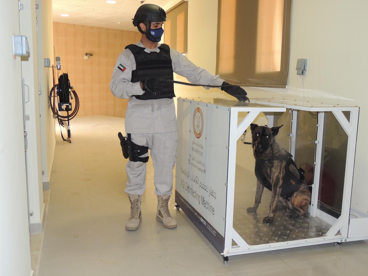 ‫شرطة أبوظبي تستحدث جهازاً لتعقيم الكلاب البوليسية من "كوفيد19"‬