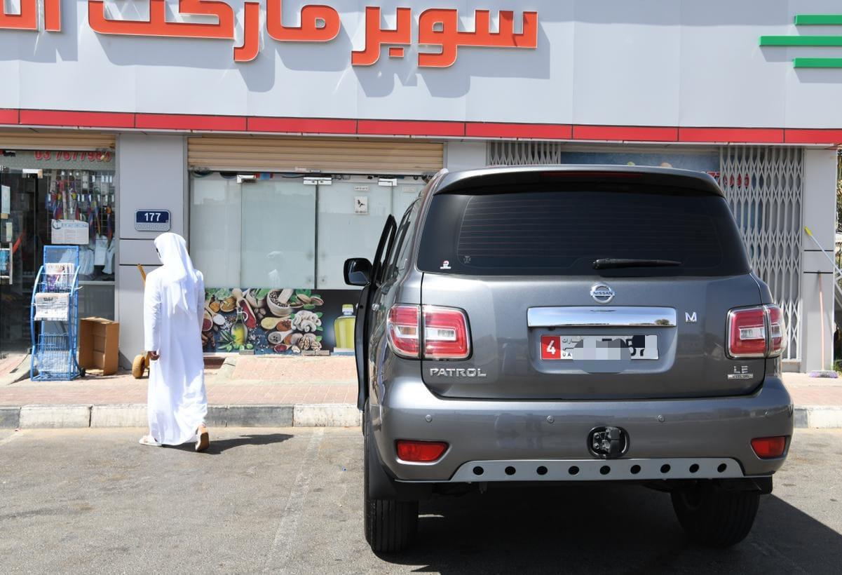 شرطة أبوظبي: غرامة 500 درهم لترك السيارة بحالة تشغيل أثناء التسوق  