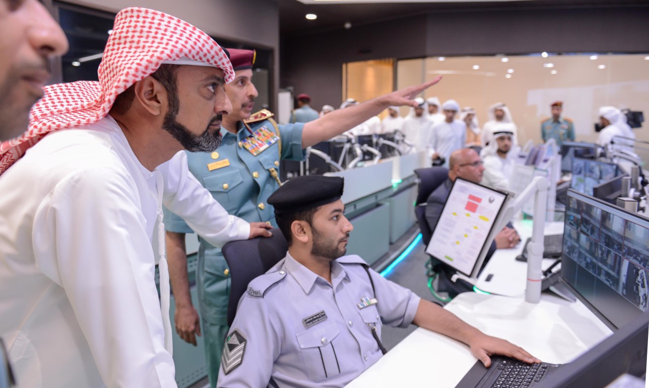 عمار النعيمي يطلع على أحدث الأنظمة والتقنيات في غرفة عمليات شرطة عجمان