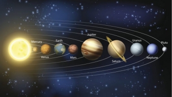 علماء يرجحون أن مذنبًا اكتشف حديثًا ”زائر“ من خارج النظام الشمسي