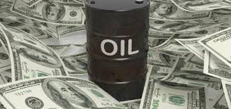 النفط يرتفع والدولار يتراجع