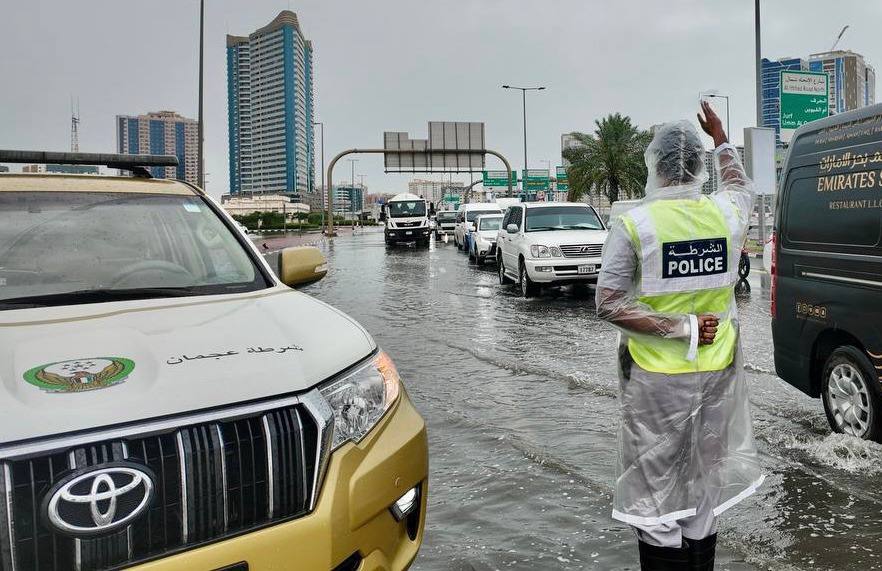 شرطة عجمان تعزز جهودها لتأمين الحركة المرورية في ظل الاحوال الجوية المتقلبة والأمطار الغزيرة