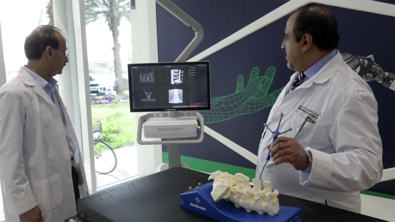 استعراض آخر التقنيات الذكية لعلاج العمود الفقري في دبي