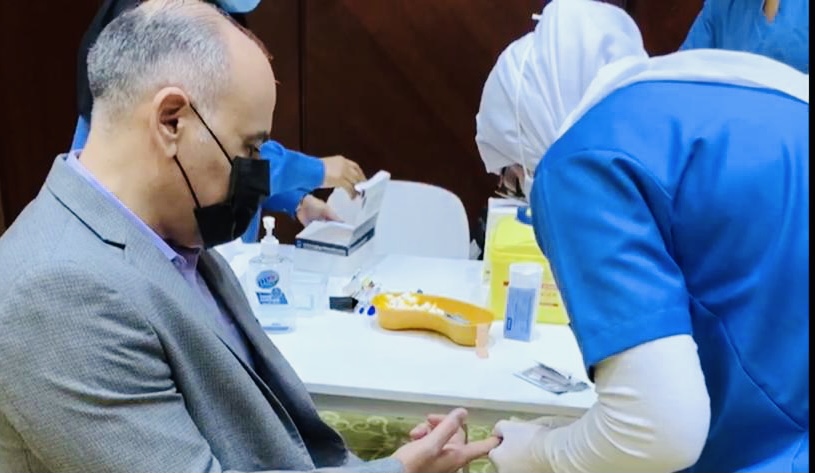 منطقة عجمان الطبية وبالتعاون مع جامعة عجمان تنفذ حملة لقاح كورونا لمنتسبي الجامعة