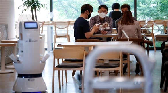 روبوت للحفاظ على التباعد الاجتماعي في مقهى بكوريا الجنوبية