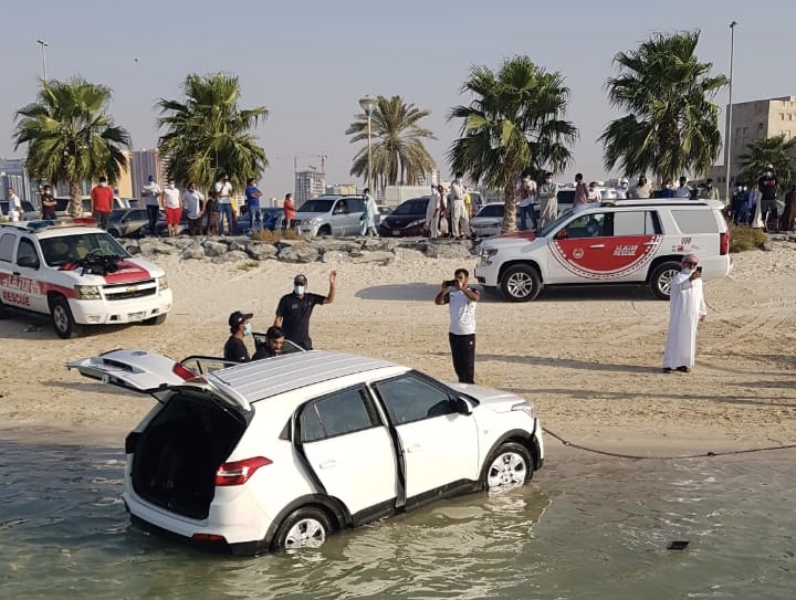 ‫شرطة دبي تنتشل سيارة سقطت في خور الممزر‬