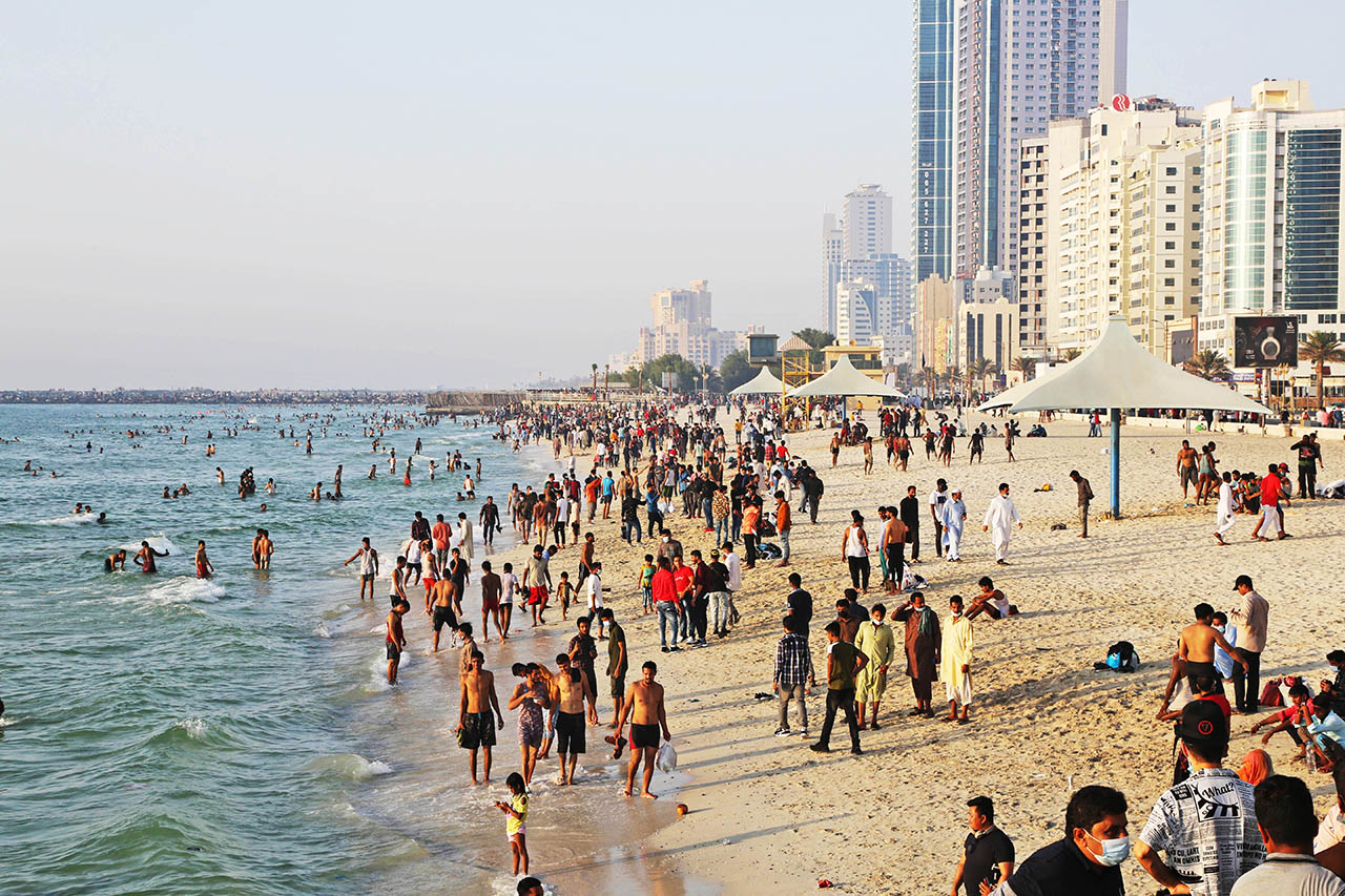 شاطئ عجمان يستقطب مئات الزوار خلال أيام العيد