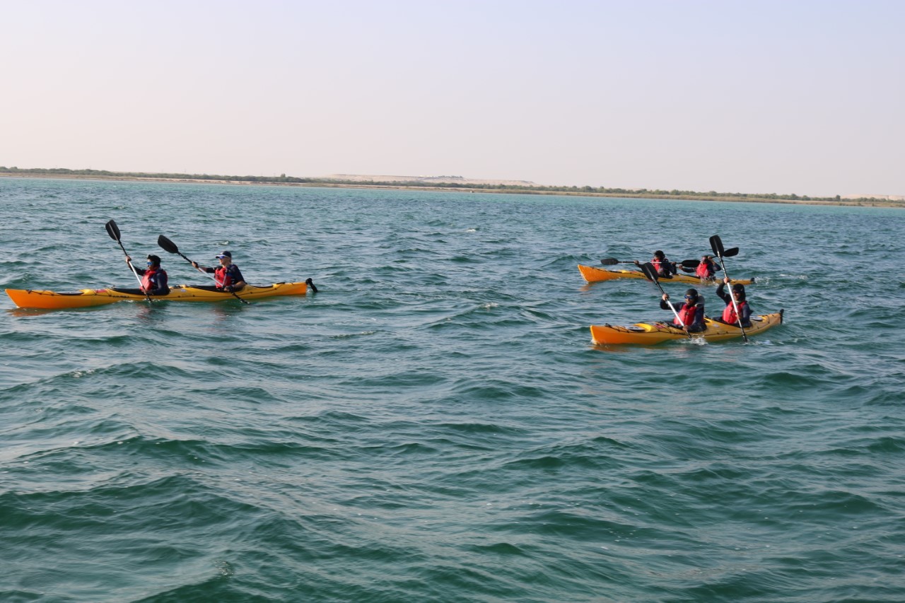 فريق شرطة أبوظبي النسائي للمغامرات يطوف سواحل إمارة أبوظبي بقوارب الكاياك