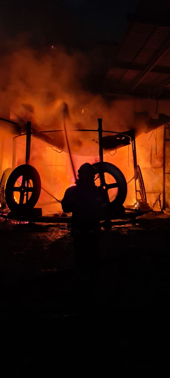 دفاع مدني عجمان يخمد حريق في ورشة حدادة