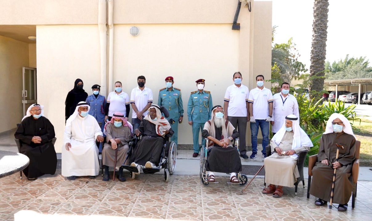 شرطة عجمان وشركة الثقة تدعمان دار كبار المواطنين في عجمان بكراسي متحركة حديثة