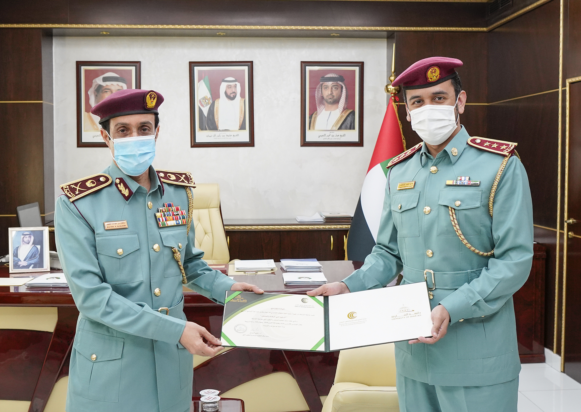 اللواء الشيخ سلطان النعيمي يهنئ ضابطين بشرطة عجمان لحصولهما على الدبلوم المهني للرقابة والتفتيش