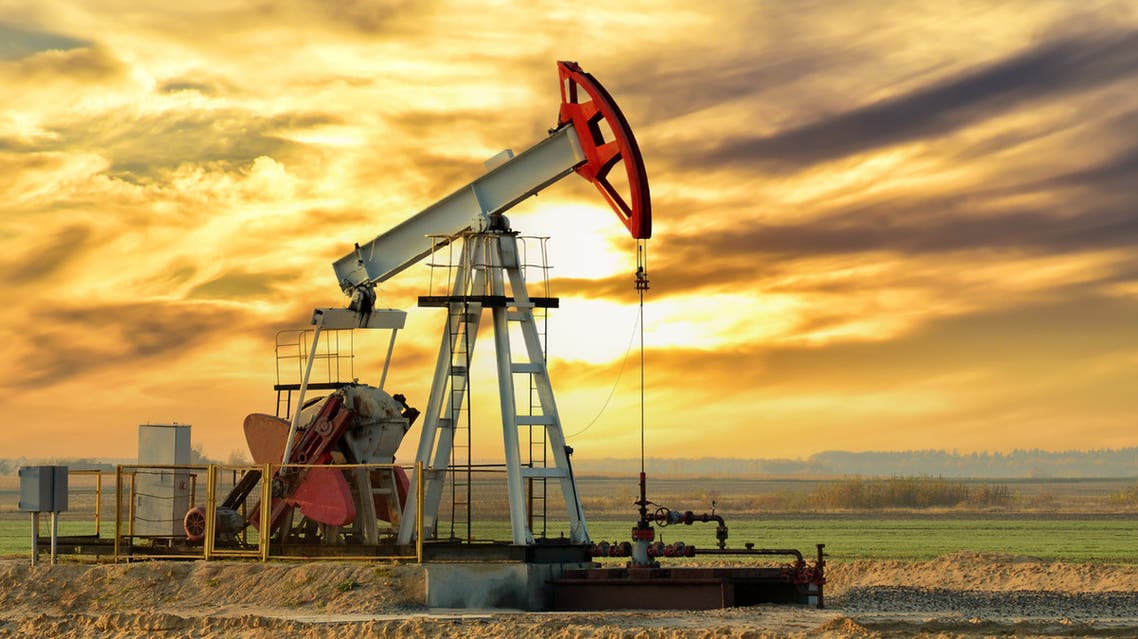 النفط يتراجع مع استمرار نقص المعروض