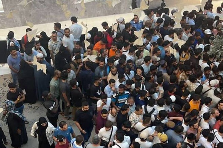 الآلاف في دبي وحول العالم في طوابير «آيفون 15»