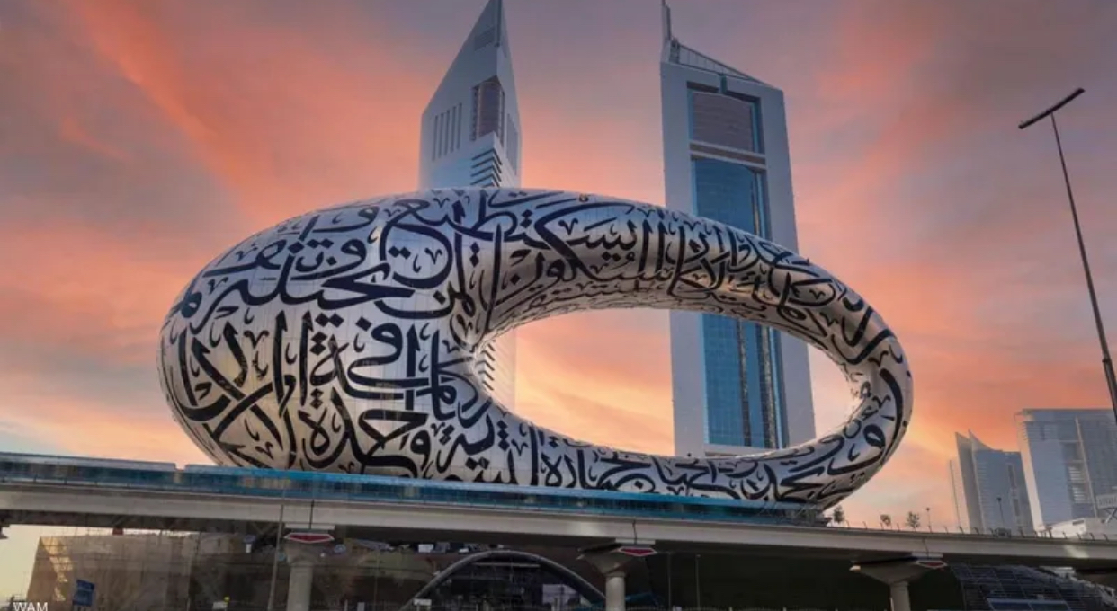 قمة المليار متابع : 15 خطاباً ملهماً وحديثاً تفاعلياً ترسم خارطة طريق صناعة المحتوى المبتكر