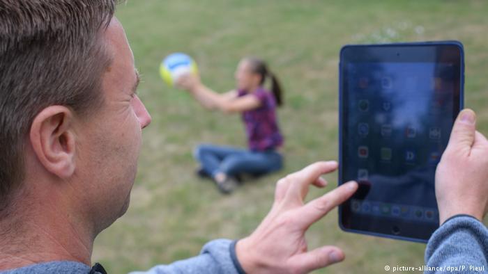 دراسة: انشغال الآباء بالهواتف يؤثر سلباً على الأطفال