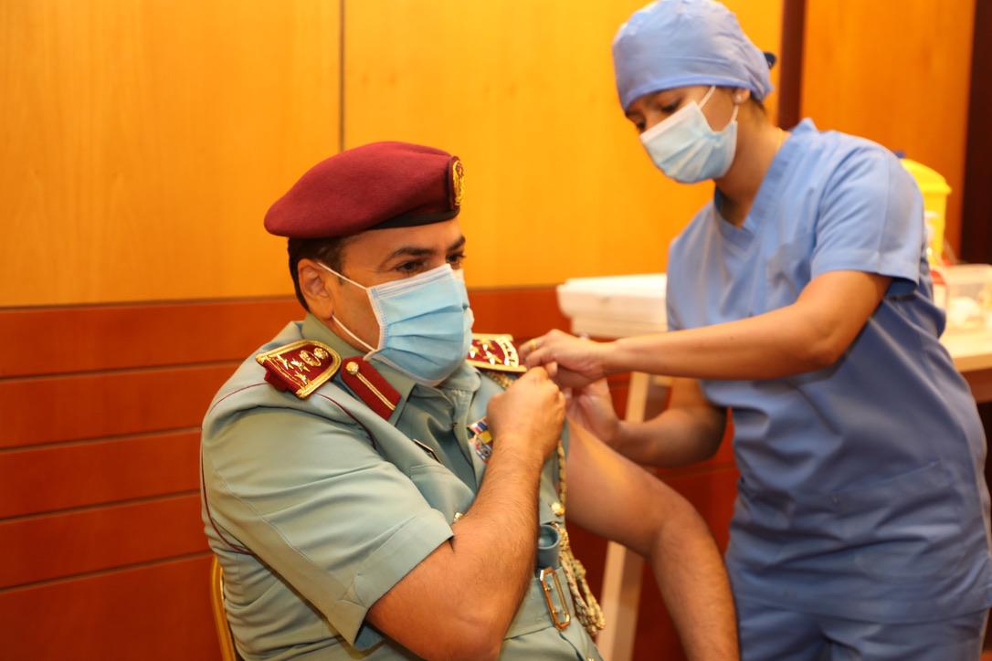 الدفاع المدني عجمان ينجز تطعيم أفراده ضد الإفلونزا