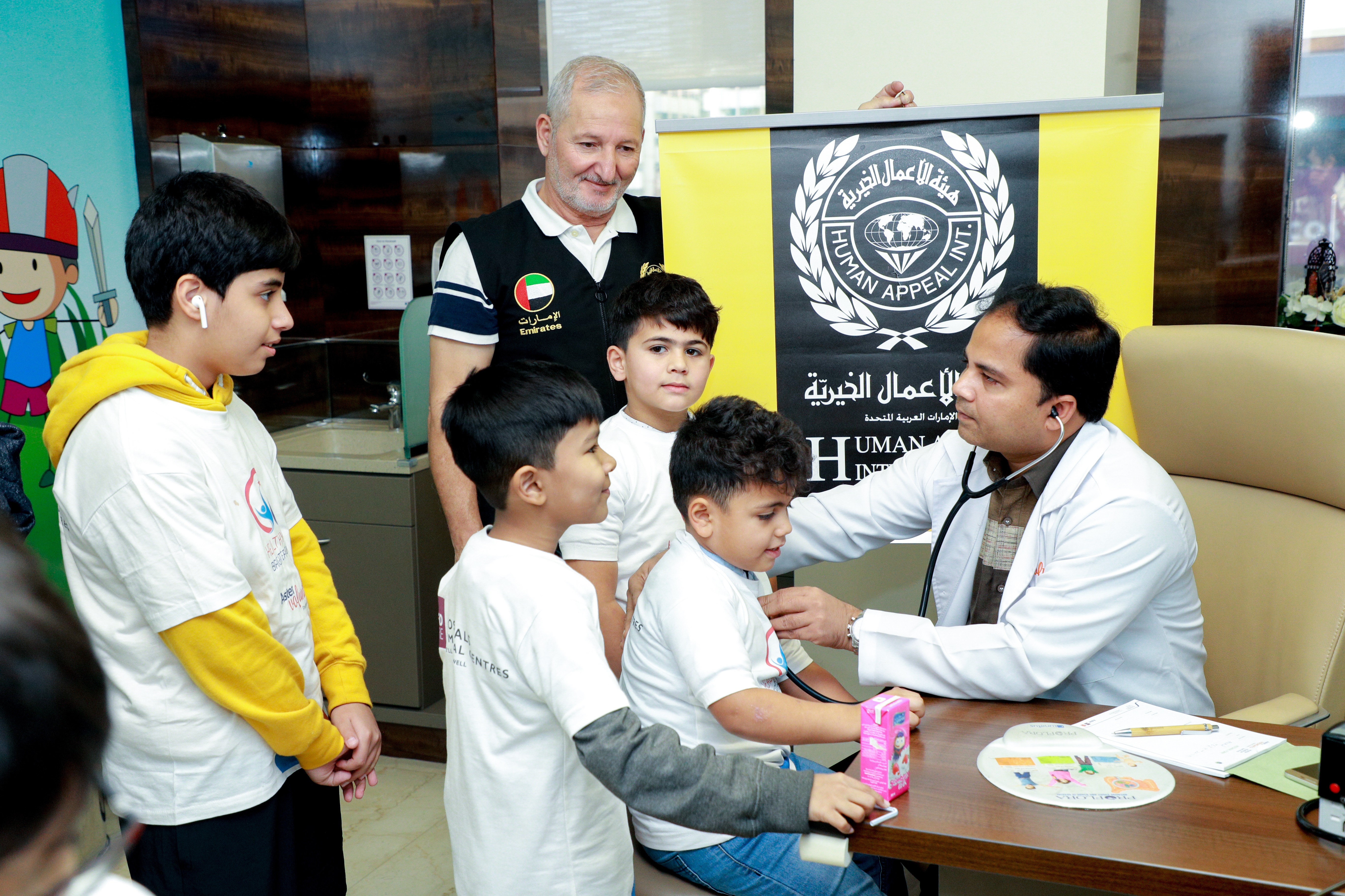 مستشفيات ميدكير وأستر متطوعون ينظمان مخيماً طبياً للأطفال من هيئة الأعمال الخيرية