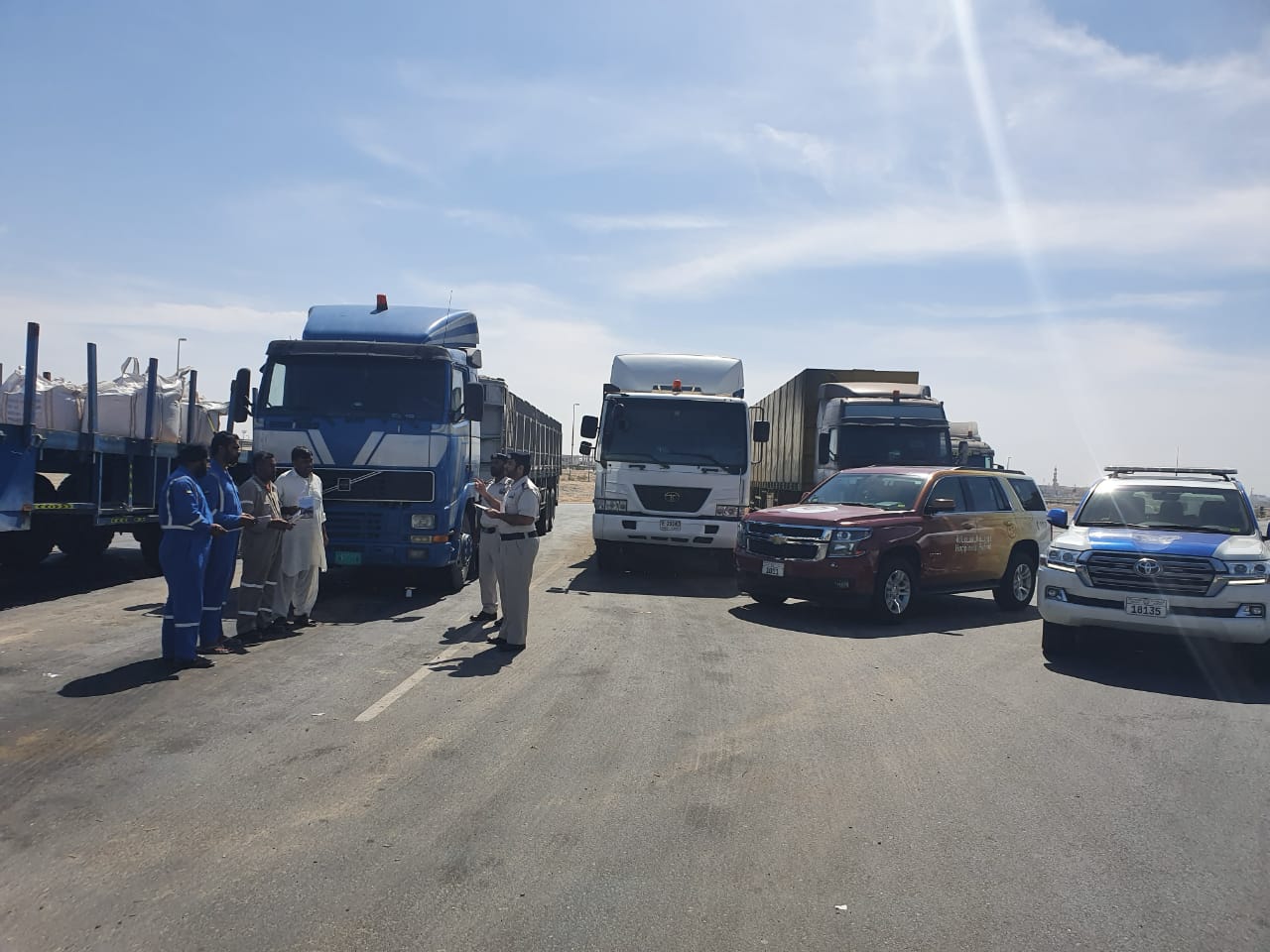 شرطة أبوظبي توعي ميدانيا سائقي الشاحنات بالقيادة الآمنة