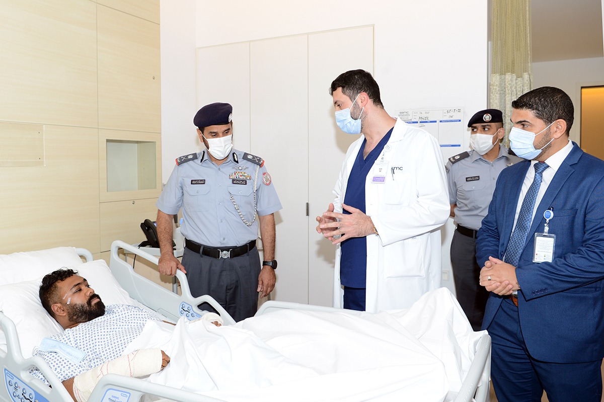 قائد عام شرطة أبوظبي يطمئن على حالة المصابين بحادث 