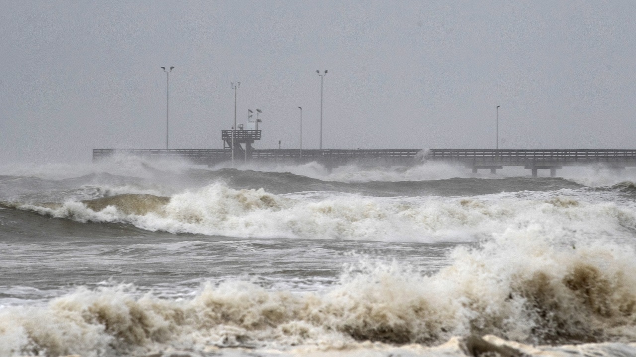 الإعصار هانا إلى تكساس الأمريكية وسط تحذيرات من حدوث فيضانات