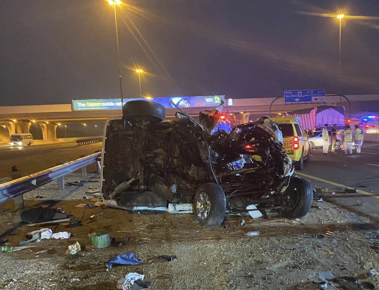 وفاة شاب مواطن بحادث تصادم مركبته بشاحنة في إمارة عجمان بسبب الإنحراف المفاجئ