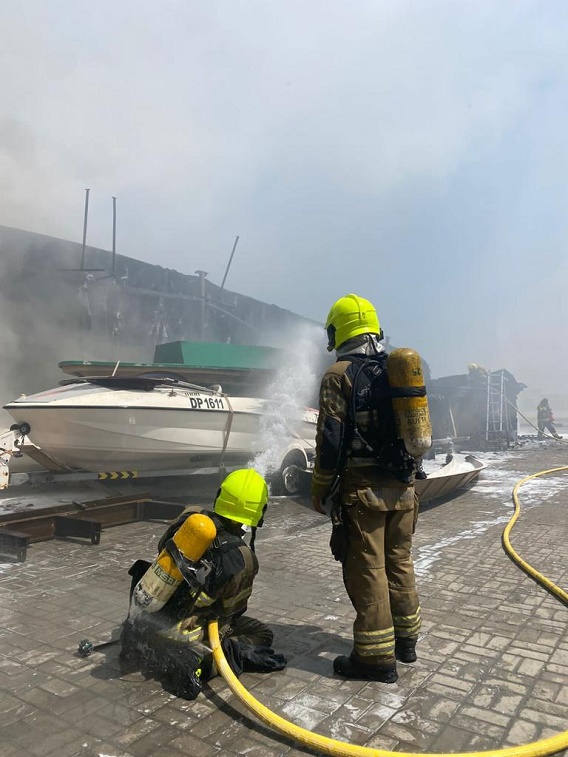 دفاع مدني دبي يسيطر على حريق في قارب دون إصابات أو وفيات