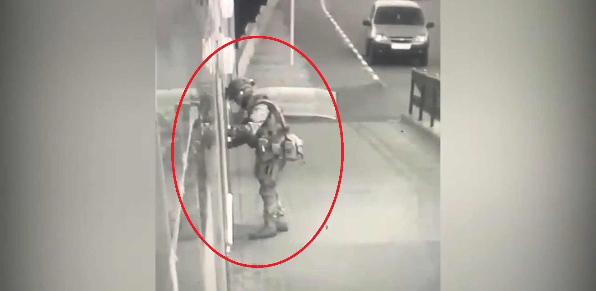 روسي يسرق سيارة ويقتل جدة وابنها وحفيدها ويهاجم قسم شرطة بالقنابل