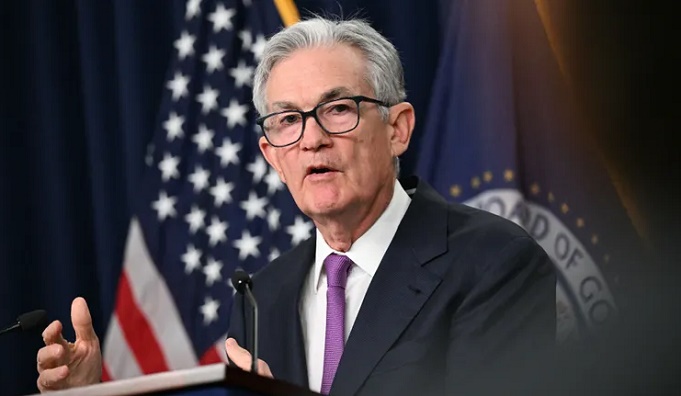 رئيس الفيدرالي يسحق توقعات خفض الفائدة في الأجل القريب
