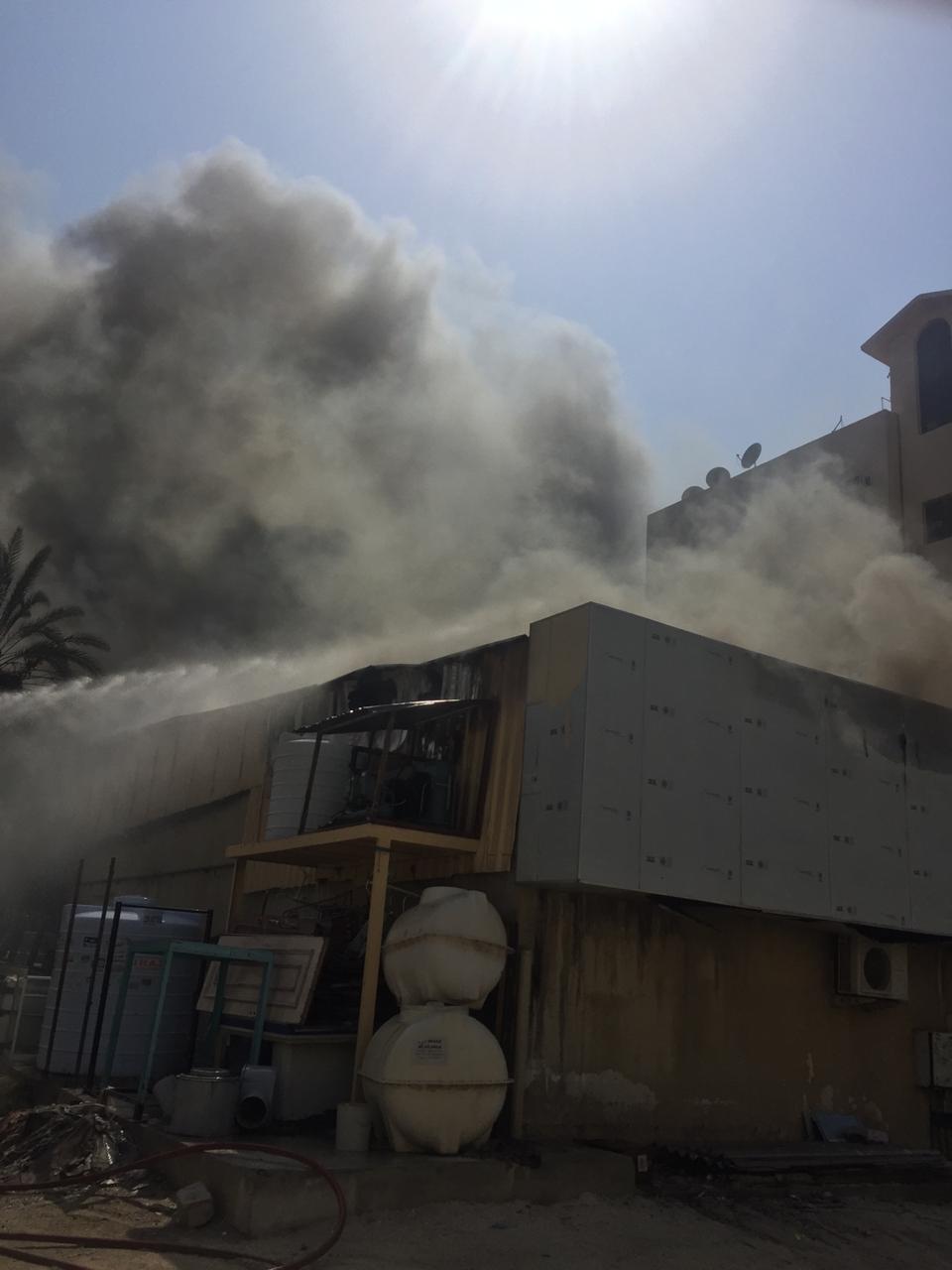 " دفاع مدني عجمان" يخمد حريقاً بمستودع  للمواد الغذائية
