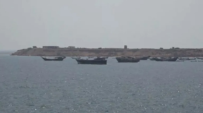 اليمن.. صاروخ حوثي بالستي باتجاه البحر
