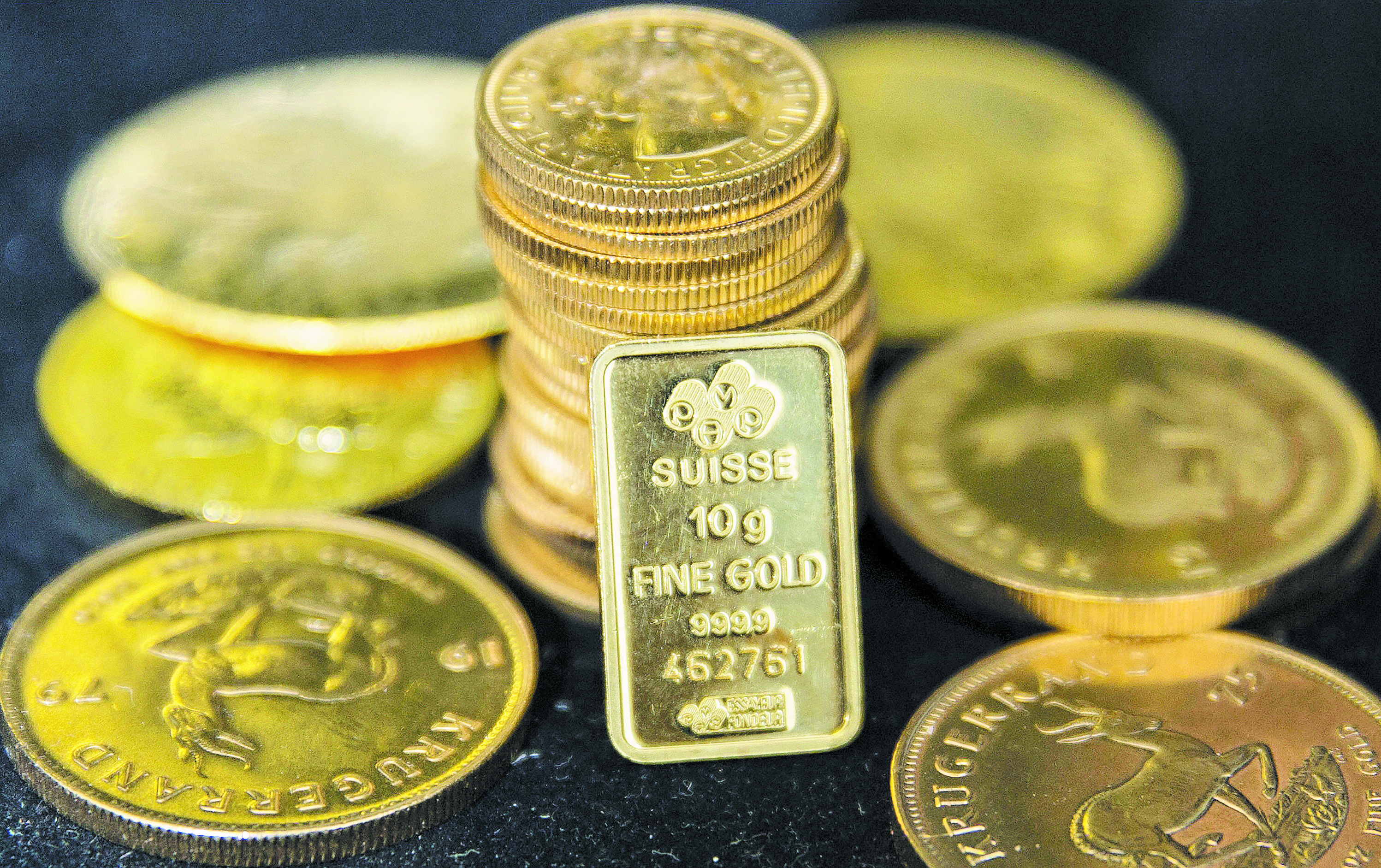 الذهب يقترب من 1800 دولار مع تراجع الدولار وعوائد السندات