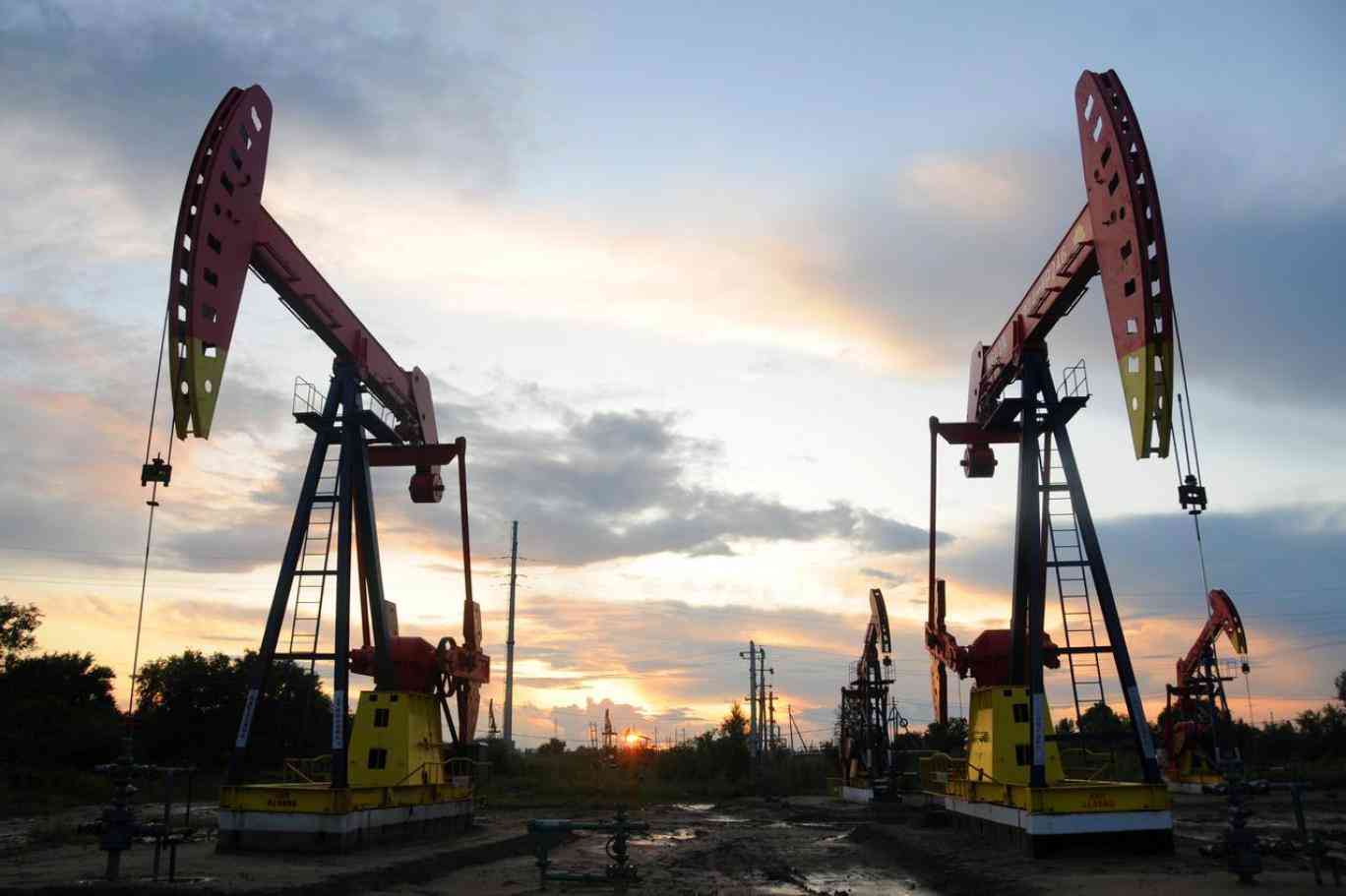 النفط يتراجع مع ظهور مخاوف بشأن الطلب من جديد